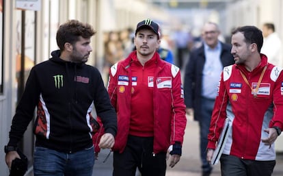 Jorge Lorenzo, con su equipo, en el circuito de Motegi.