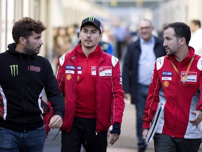 Jorge Lorenzo, con su equipo, en el circuito de Motegi.