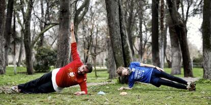 Dos participantes en una jornada de Bootcamp en el parque del Retiro.