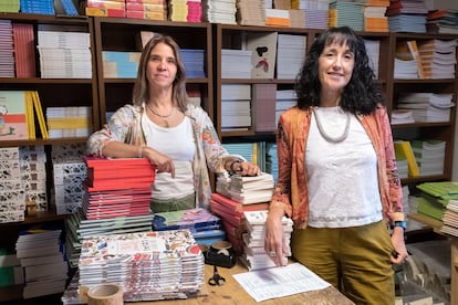Constanza Recart y Ana María Pávez, socias fundadoras de la editorial Amanuta en la casa matriz en Santiago. 30 de marzo del 2023.