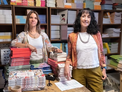 Constanza Recart y Ana María Pávez, socias fundadoras de la editorial Amanuta en la casa matriz en Santiago. 30 de marzo del 2023.