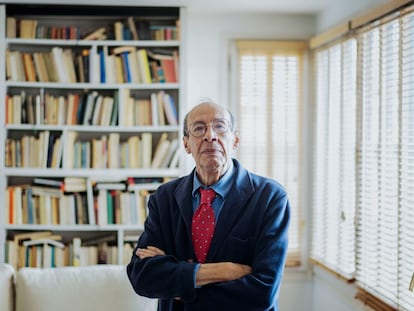 Francisco Rico, fotografiado en su domicilio de Sant Cugat del Vallés en 2022.