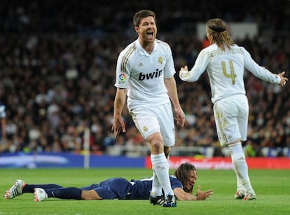 Xabi Alonso se lamenta durante el partido contra el Málaga.