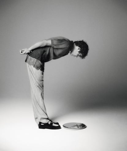 Ambrossi va con polo de FENDI, pantalón de CARLOTA BARRERAy mocasines de LOUIS VUITTON.