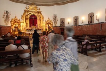 Varias personas acuden a la Basílica de San Lorenzo