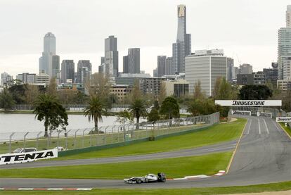 El piloto de Mercedes GP Nico Rosberg rueda en los entrenamientos en Albert Park con Melbourne al fondo.