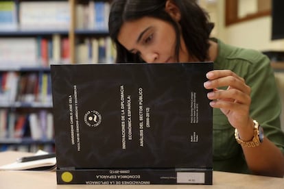 Ejemplar de la tesis doctoral de Pedro Sánchez, en la universidad Camilo José Cela. 