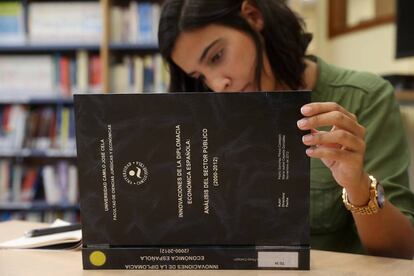 Ejemplar de la tesis doctoral de Pedro Sánchez, en la universidad Camilo José Cela.