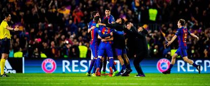 Los jugadores del Barcelona celebran su remontada este mi&eacute;rcoles. 