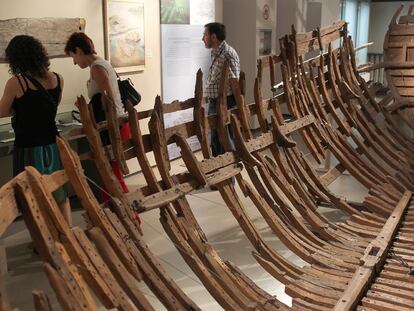 Varias personas visitan la muestra <b><i>Cazadores de Ballenas</i> en el Museo Naval de San Sebastián.</b>
Pablo Carbonell y Eva Isanta.