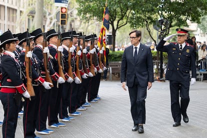 El presidente de la Generalitat de Cataluña, Salvador Illa, pasa revista a la guardia de honor durante la ofrenda floral del Govern ante el monumento a Rafael Casanova, este jueves en Barcelona, con motivo de la Diada.