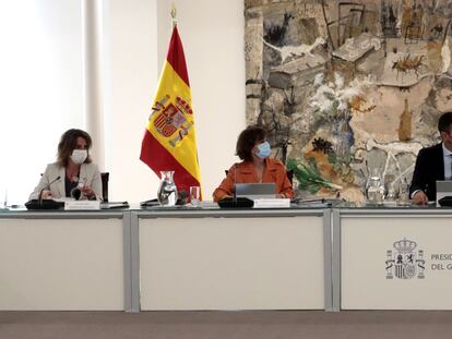 De izquierda a derecha Teresa Ribera, Carmen calvo, Pedro Sánchez y Nadia Calviño, antes del consejo de Ministros del martes pasado.