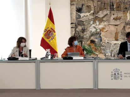 De izquierda a derecha Teresa Ribera, Carmen calvo, Pedro Sánchez y Nadia Calviño, antes del consejo de Ministros del martes pasado.