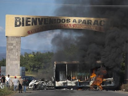 Veículos em chamas na entrada de Paracuaro, em Michoacán.