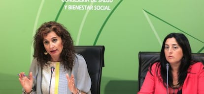 La consejera de Sanidad y Bienestar, Mar&iacute;a Jes&uacute;s Montero junto a la directora general de Servicios Sociales, Magdalena S&aacute;nchez