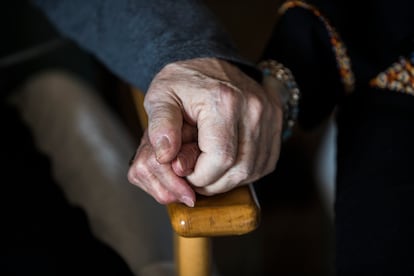 Carlos Gómez, con fibrosis quística, y su mujer, Loli Padilla, se dan la mano en la Unidad de Cuidados Paliativos del Centro Asistencial San Camilo, en Tres Cantos.