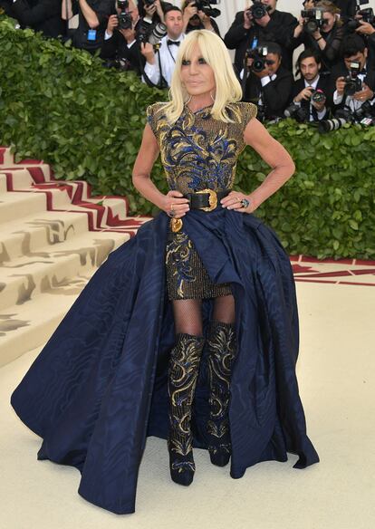 Donatella Versace, por supuesto, eligió un vestido de su firma. La diseñadora fue una de las anfitrionas de la gala junto a Amal Clooney y Rihanna.