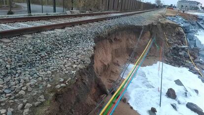 Un desprendimiento junto a la vía ha obligado a interrumpir la circulación de trenes en el Maresme.