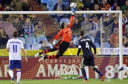 Diego L&oacute;pez despeja un remate del Zaragoza.