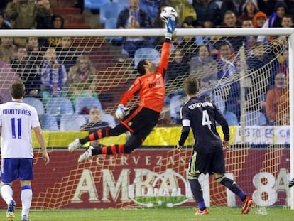 Diego L&oacute;pez despeja un remate del Zaragoza.