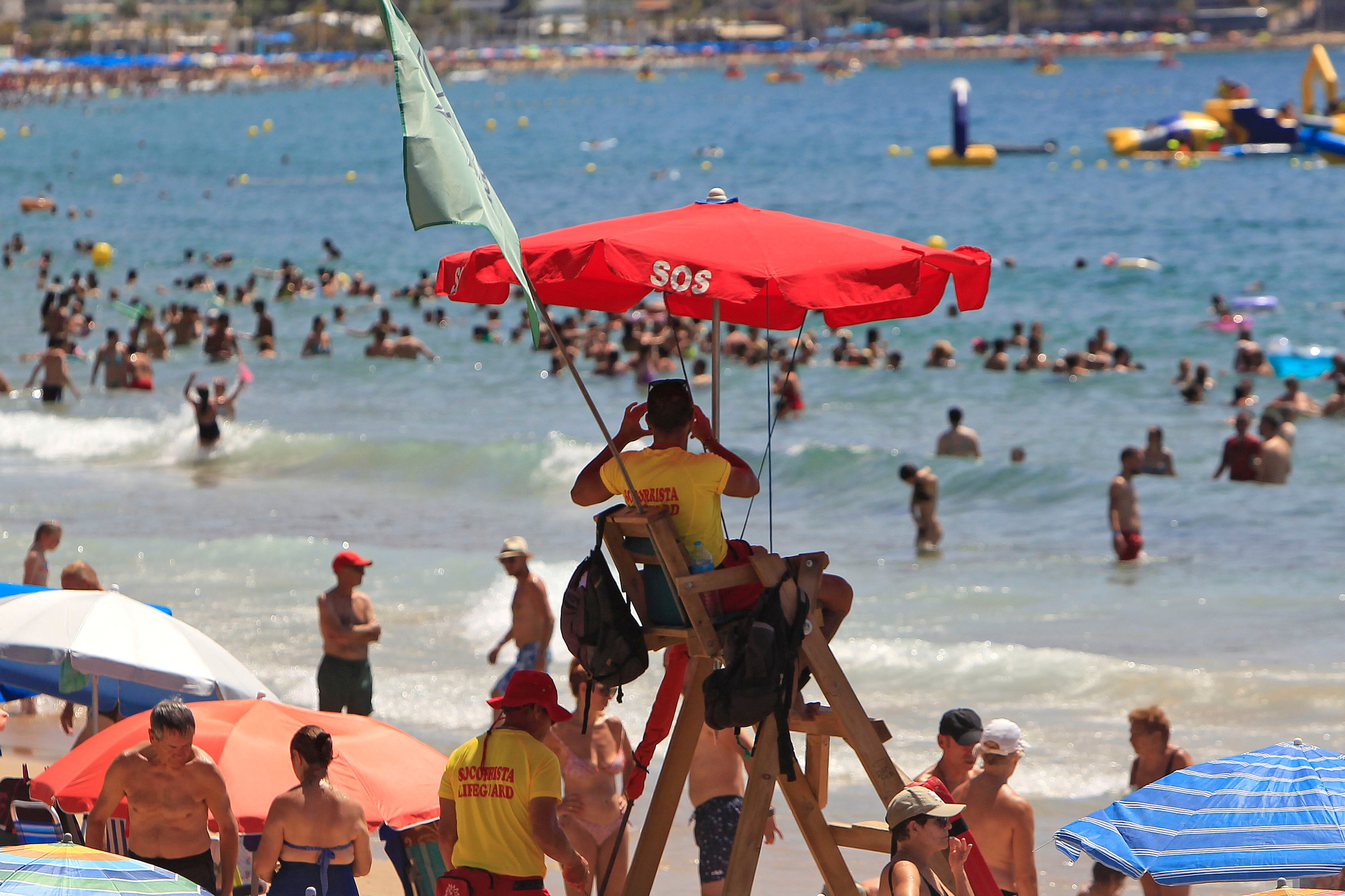 Vista general de la playa de Levante de Benidorm con gran afluencia de público el verano pasado.