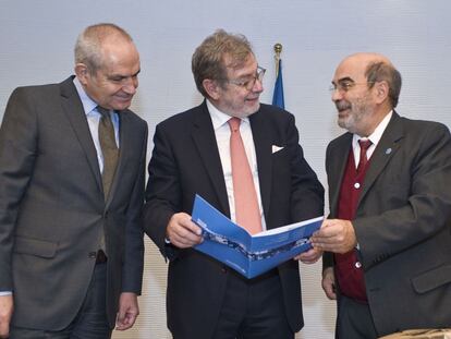 Antonio Caño, Juan Luis Cebrián y José Graziano da Silva, este lunes en Roma.