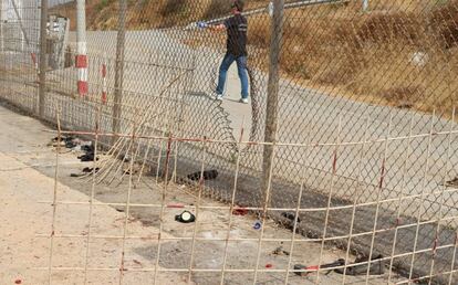 Agujero abierto en la valla para la intrusión en hoy en Ceuta. Abajo, a la derecha, un martillo y una cicalla.