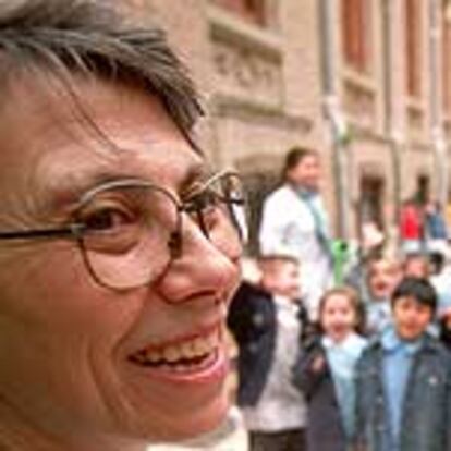 Sor Concepción Vicente en el patio del colegio madrileño María Inmaculada.