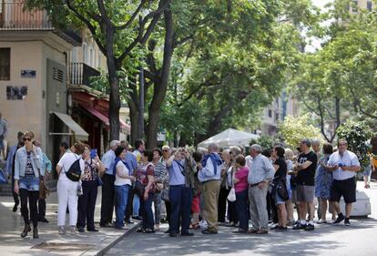 Un grupo de turistas visitan Valencia.