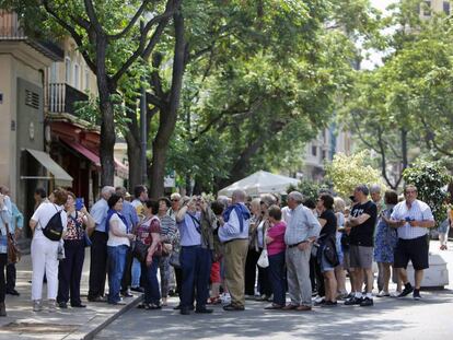 Un grupo de turistas visitan Valencia.