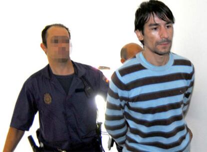 El presunto asesino, Miguel Antonio Prado Riveiro, ayer, a la entrada en los juzgados de Ferrol.