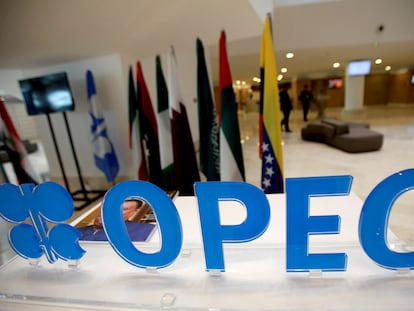 Logo de la OPEP en la sede del organismo, en Viena.