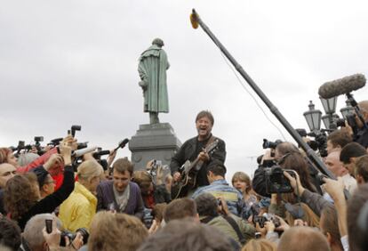 La estrella de rock rusa Yuri Shevchuk participa hoy en un acto de protesta de ecologistas hoy en Moscú