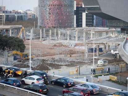 Una imagen de archivo de las obras de la plaza de les Gl&ograve;ries.