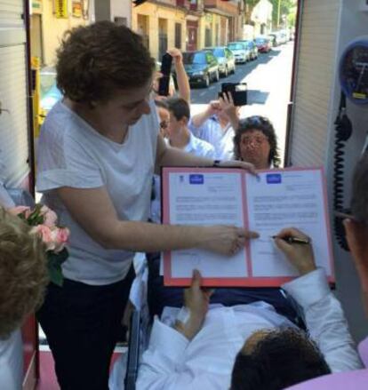 La concejal Esther Gómez, con los novios dentro de la ambulancia.