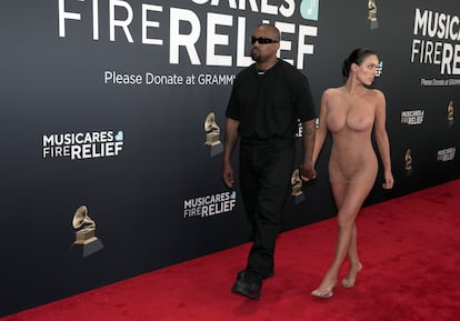 Kanye West y Bianca Censor en la alfombra roja.