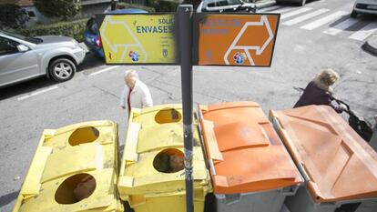 Contenedores amarillos y grises en una calle de Madrid.