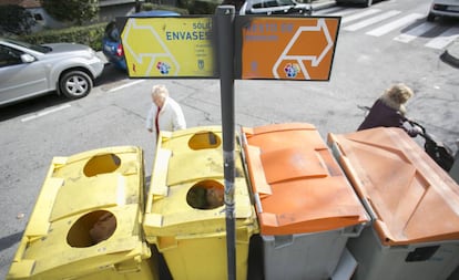 Contenedores amarillos y grises en una calle de Madrid.