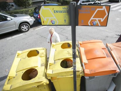 Contenedores amarillos y grises en una calle de Madrid.