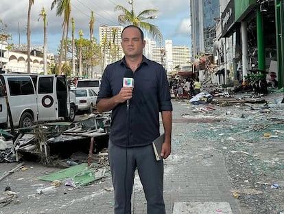 León Krauze, durante una cobertura de Univisión en Acapulco, el pasado 27 de octubre, en una imagen de sus redes sociales.