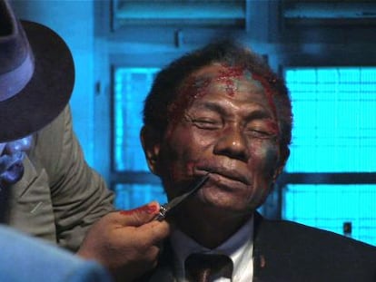 Fotograma de 'The act of killing', con el verdugo Anwar Congo representando a una víctima.