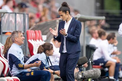 La entrenadora de la selección femenina Montserrat Tomé, durante el partido.