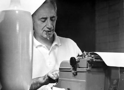 Elia Kazan aislado con su m&aacute;quina de escribir en 1969