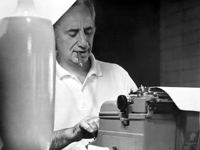 Elia Kazan aislado con su m&aacute;quina de escribir en 1969