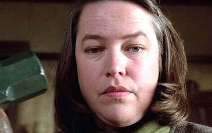 ¿Por qué existe una mayor fascinación por las asesinas que por los asesinos? En la imagen, Kathy Bates en el papel de Annie Wilkes en 'Misery' (1991).