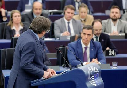 Puigdemont se dirige a Sánchez en el pleno del Parlamento Europeo en Estrasburgo del 13 de diciembre pasado.