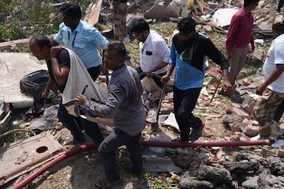 Los equipos de rescate extraen el cuerpo de uno de los pasajeros del avión Air India.