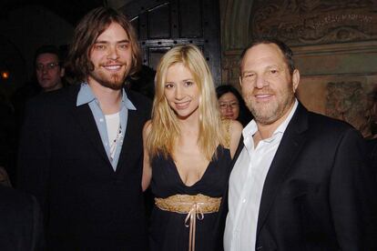 Chris Backus, Mira Sorvino y Harvey Weinstein en una fiesta de la HBO pre Globos de Oro en 2006.