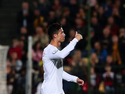 Cristiano Ronaldo celebra un gol ante Lituania. 