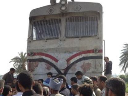 Egipcios junto al tren que arrolló el autobús, en Asiut.